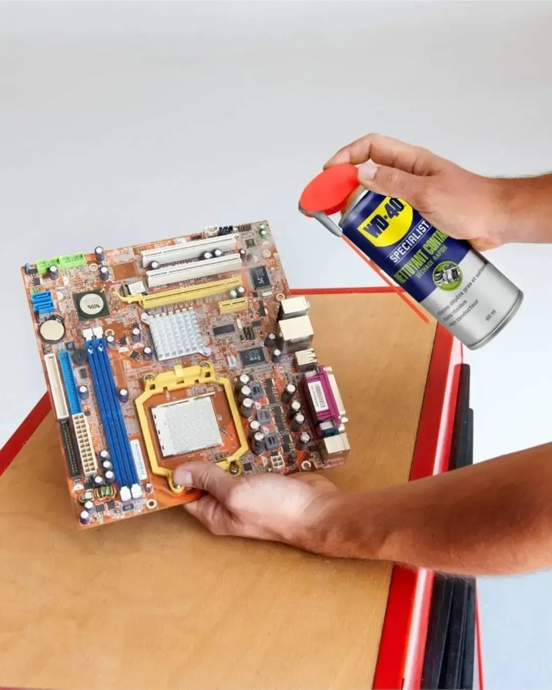 Спрей за почистване на контакти WD-40 Specialist Contact Cleaner (400 мл.)